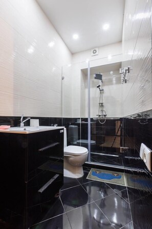 Lejlighed (3 Arnold Chikobava Street 10) | Badeværelse | Kombination af bruser/badekar, gratis toiletartikler, hårtørrer