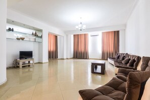 아파트 (3 Arnold Chikobava Street 10) | 책상, 다리미/다리미판, 무료 WiFi, 침대 시트