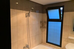 Deluxe Villa | Bathroom | Shower, rainfall showerhead, free toiletries, towels - Guest House 3 T3 (Abidjan)