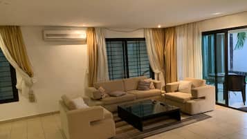 Deluxe Villa | Living area