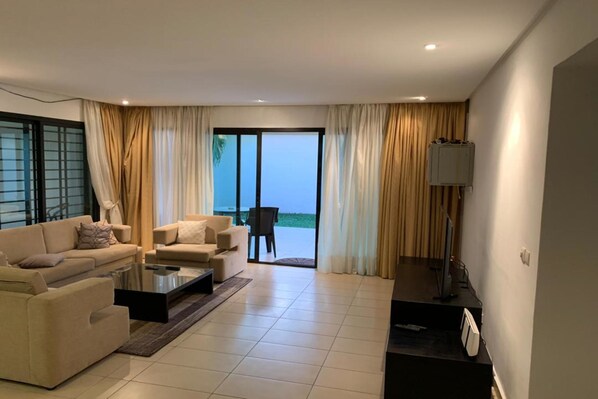 Deluxe Villa | Living area | 40-inch flat-screen TV with satellite channels, TV - Guest House 3 T3 (Abidjan)