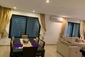 Deluxe Villa | In-room dining - Guest House 3 T3 (Abidjan)