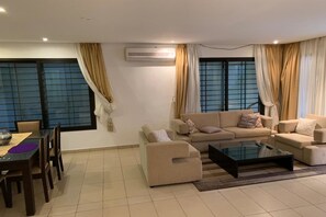 Deluxe Villa | Living area | 40-inch flat-screen TV with satellite channels, TV - Guest House 3 T3 (Abidjan)