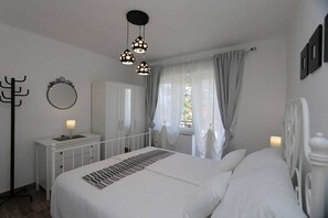 2 habitaciones, tabla de planchar con plancha y ropa de cama 