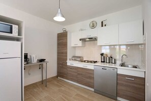 Refrigerador, microondas, parrilla de estufa y lavavajillas 