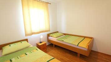 2 bedrooms, internet, bed sheets