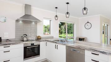 Refrigerador, microondas, horno, lavavajillas