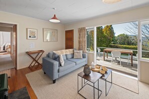 TV, streaming services - Te Kopua - Acacia Bay Holiday Home (Acacia Bay)