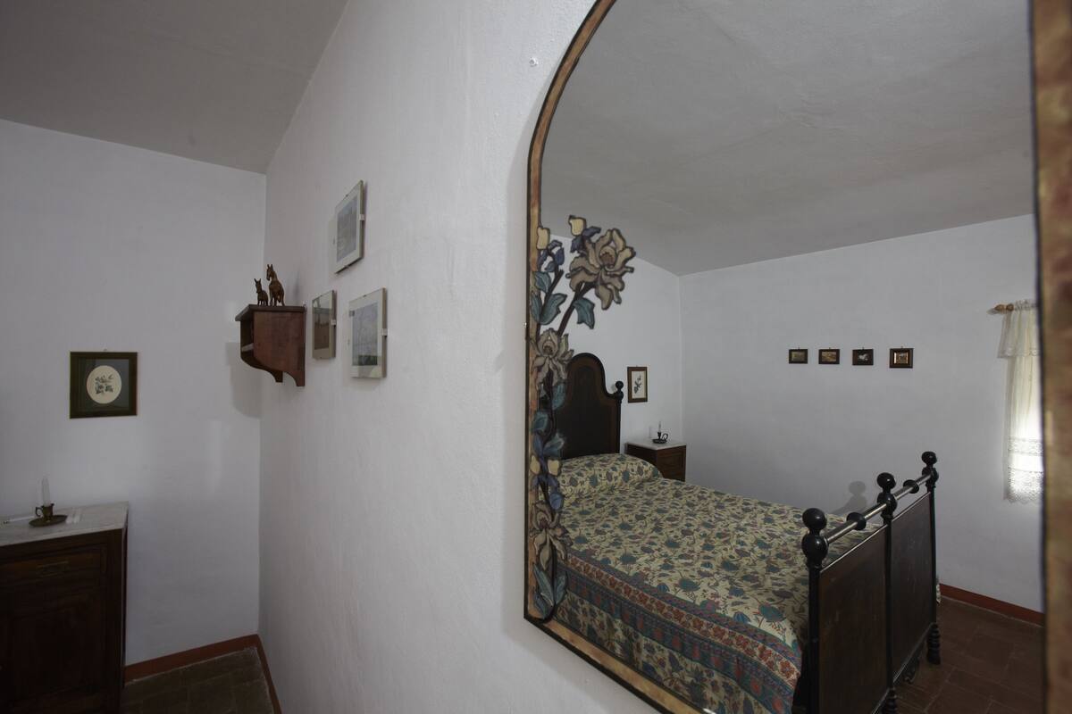 Escritorio, cunas gratuitas, wifi gratis y decoración individual