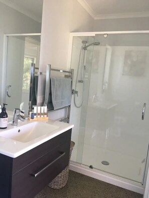 Shower, hair dryer, towels, soap - Kaimai Range Country Getaway  (Katikati)