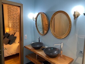 Comfort Twin kamer | Badkamer | Een aparte badkuip en douche, gratis toiletartikelen, een haardroger