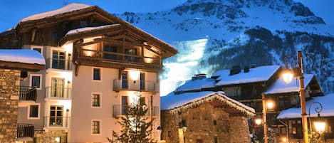 Vista frontal de la propiedad por la tarde o noche