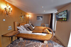 Family Room | Individually decorated, individually furnished, blackout curtains - Maison de Famille Les 5 Frères (Val-d'Isere)