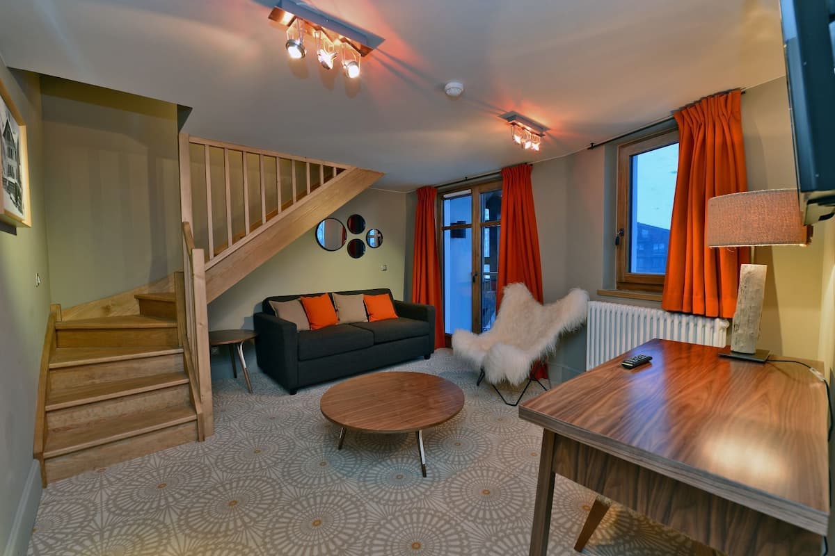 Chambre Duplex Vue Village | Salle de séjour | Télévision à écran plat, jouets, livres
