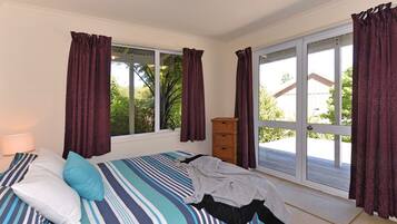 3 bedrooms, iron/ironing board, WiFi, bed sheets