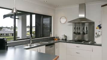 Réfrigérateur, micro-ondes, four, lave-vaisselle