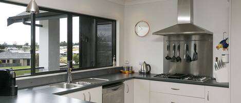 Kjøleskap, mikrobølgeovn, ovn og oppvaskmaskin