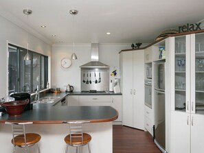 Fridge, microwave, oven, dishwasher - Lake Magic - Motuoapa Holiday Home (Motuoapa)