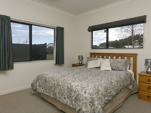 3 habitaciones, tabla de planchar con plancha, wifi y ropa de cama 