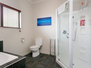 Bathtub, hair dryer - Lake Magic - Motuoapa Holiday Home (Motuoapa)