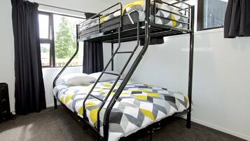 3 bedrooms, iron/ironing board, WiFi, bed sheets