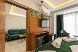Minibar, coffres-forts dans les chambres, bureau, rideaux occultants