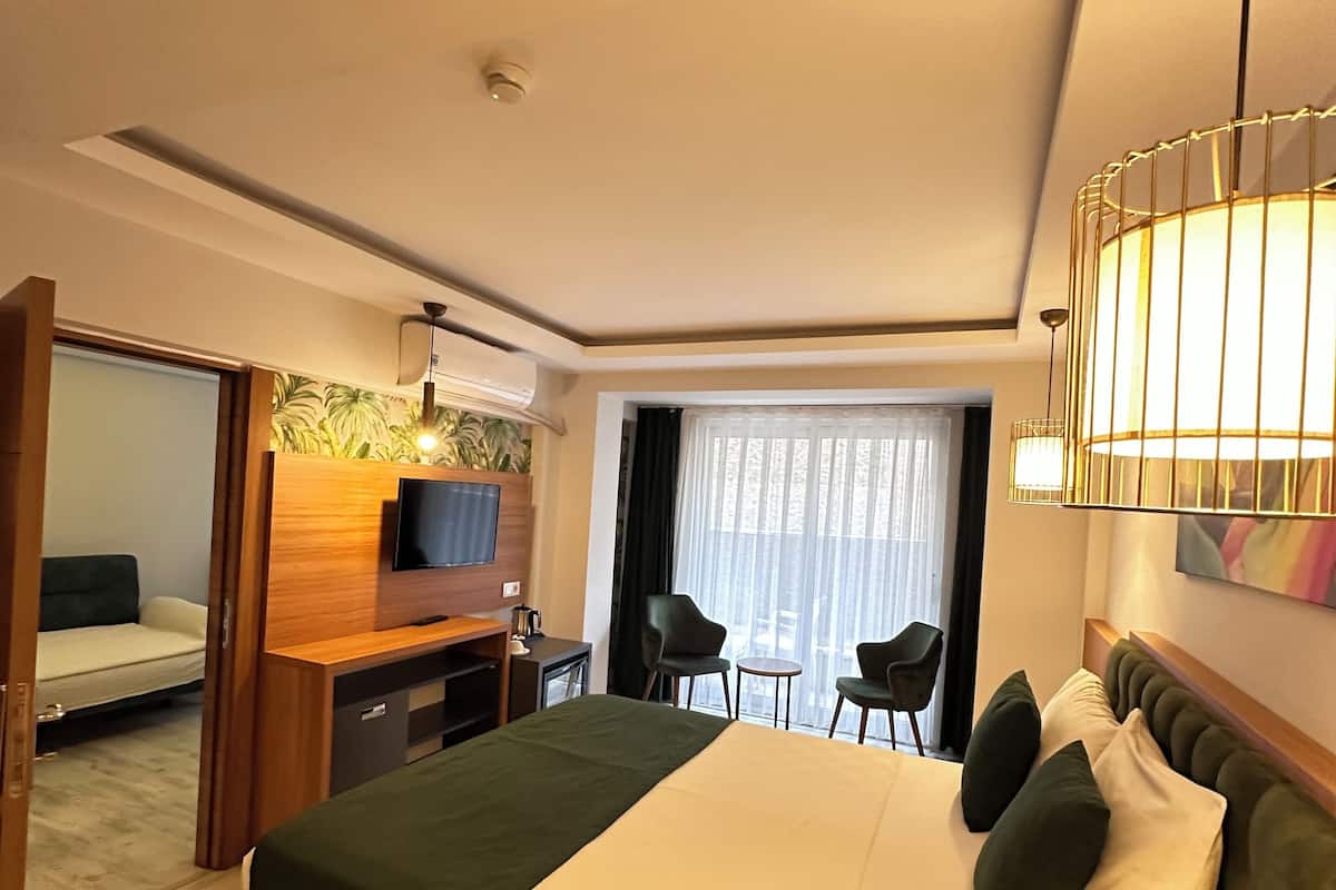 Family Room | Minibar, in-room safe, desk, blackout drapes