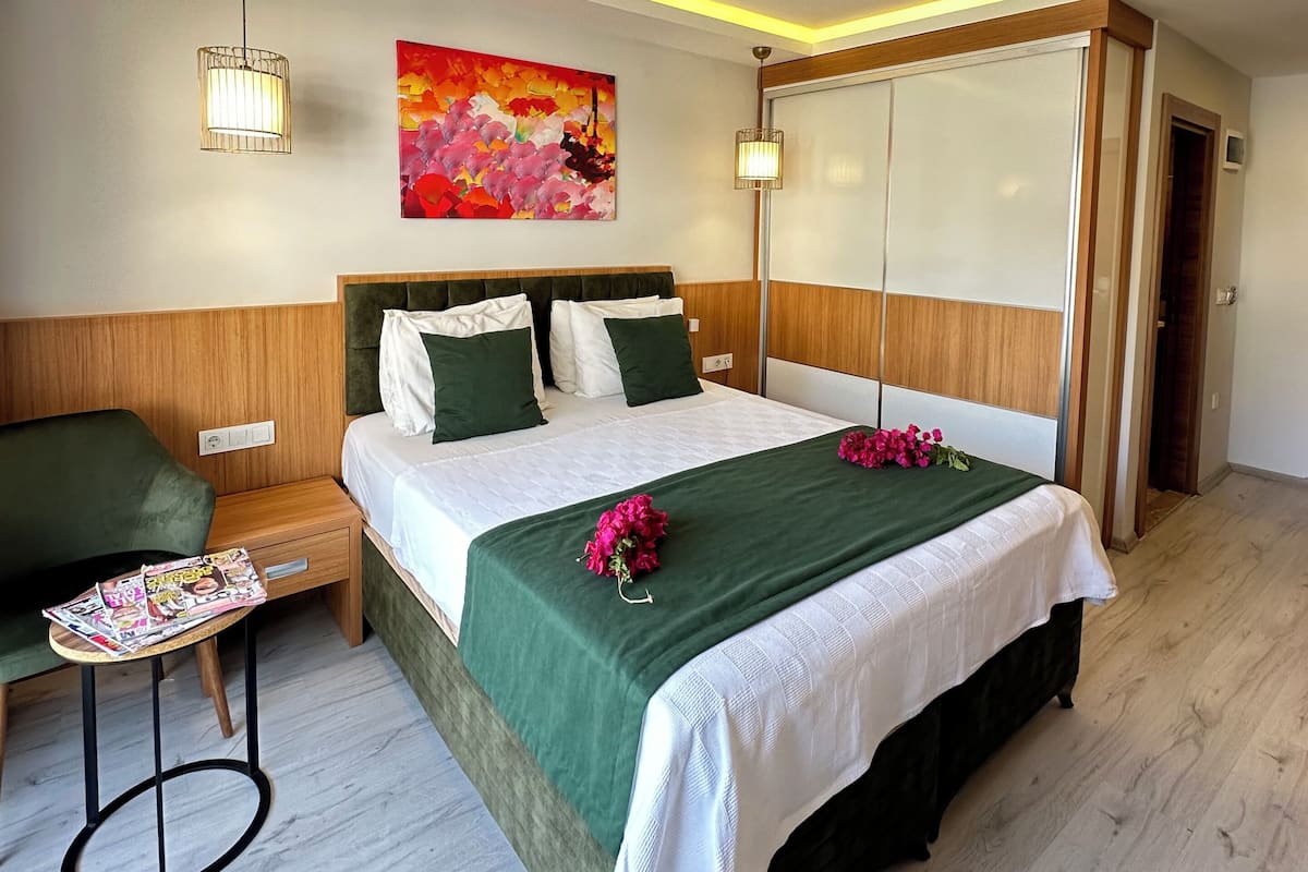 Standard Double Room, Partial Sea View | Room amenity
