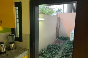 Villa Confort | Cocina privada | Frigorífico, microondas, horno y placa de cocina