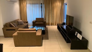 Comfort Villa | Living area | 40-inch flat-screen TV with satellite channels, TV - Guest Villa 2 T3 (Abidjan)