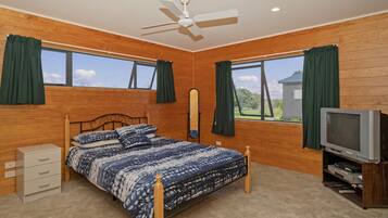 4 habitaciones y tabla de planchar con plancha