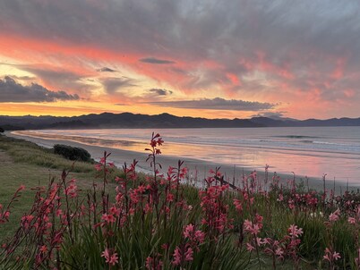 Matarangi Beachfront - Matarangi Holiday Home