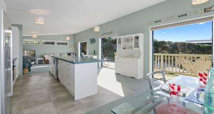 The Blue Cottage with WiFi- Waipu Holiday Home