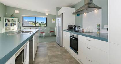 The Blue Cottage with WiFi- Waipu Holiday Home