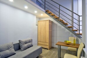 Departamento, 2 habitaciones | Área de sala de estar | Televisión de pantalla plana