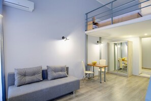 Habitación doble superior, balcón | Caja de seguridad en la habitación, escritorio y insonorización