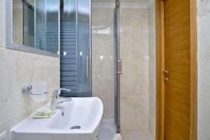 Kostenlose Toilettenartikel, Haartrockner, Hausschuhe, Handtücher