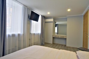 Zimmersafe, Schreibtisch, schallisolierte Zimmer, Bügeleisen/Bügelbrett