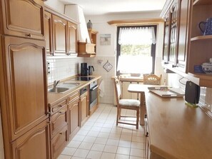House | Private kitchen | Fridge, microwave, oven, stovetop - Ferienhaus Dünengras (Koserow)