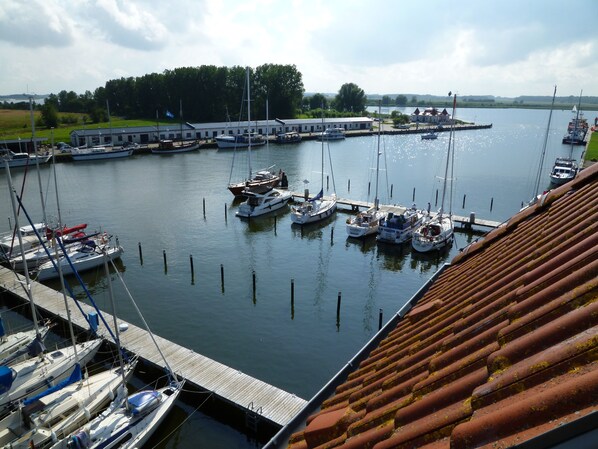 A marina with multiple boats docked at wooden piers. - Wohnung Segelhafenidyll (Karlshagen)