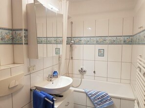 Condo | Bathroom | Combined shower/bathtub, towels - Wohnung Ostseeblick (Karlshagen)
