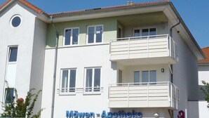 A building with a sign reading "Möwen Apotheke" on the facade. - Wohnung Ostseeblick (Karlshagen)