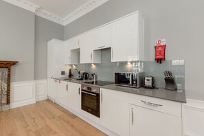 Departamento Deluxe | Cocina privada | Refrigerador con congelador, microondas, horno y parrilla de estufa 