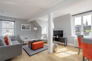 Superior-Apartment, 2 Schlafzimmer, Stadtblick | Wohnbereich | Smart-TV