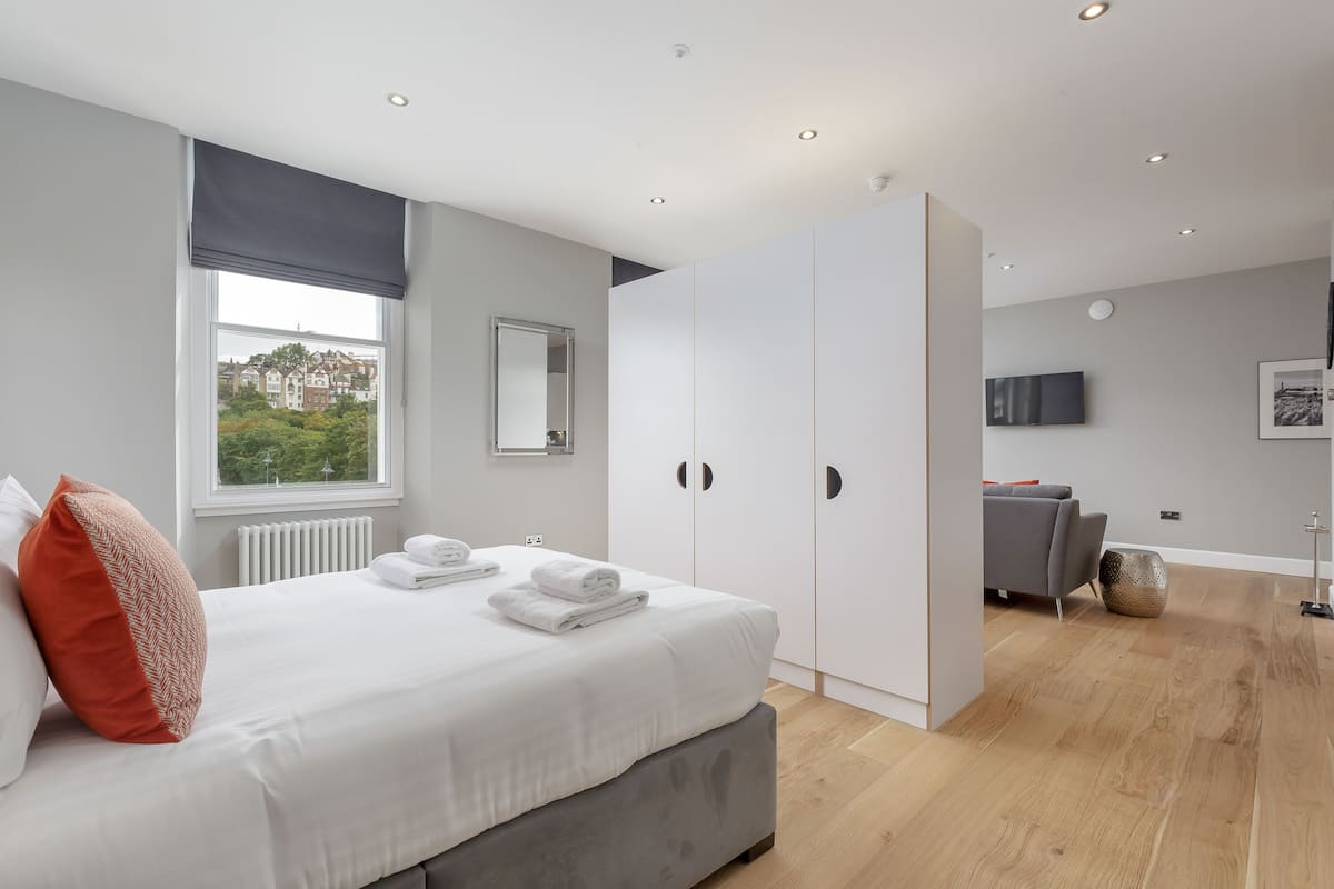 Superior studio, 1 slaapkamer, uitzicht op stad | 1 slaapkamer, luxe beddengoed, een kluis op de kamer, een bureau