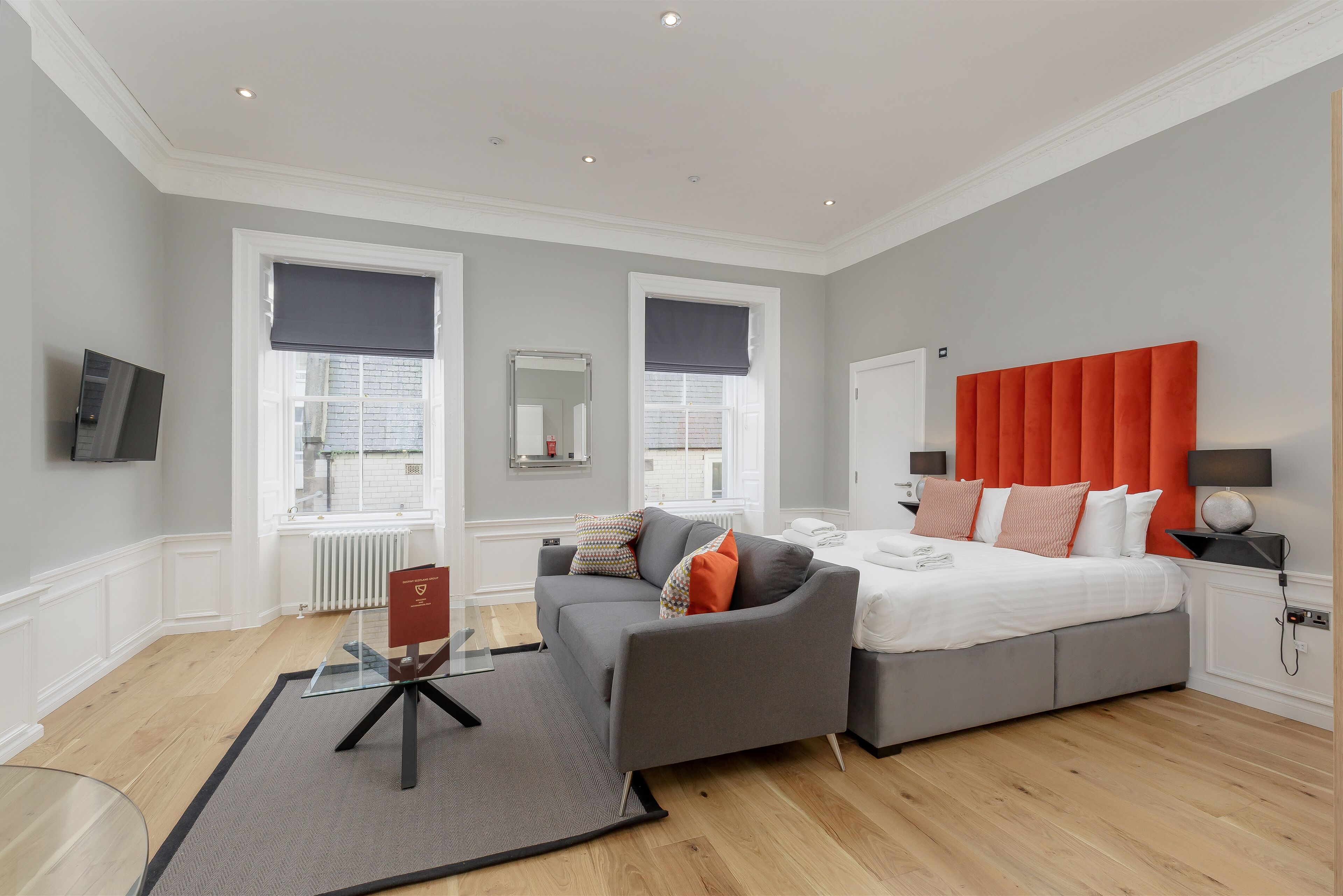 أغطية فراش متميزة وخزنة داخل ا لغرفة ومكتب ومكواة/لوح كي