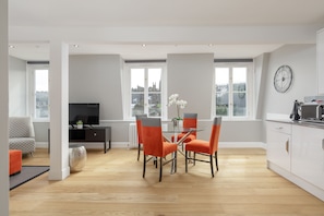 Superior-Apartment, 2 Schlafzimmer, Stadtblick | Wohnbereich | Smart-TV