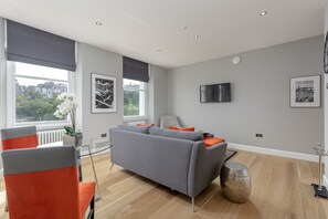 Estudio superior, 1 habitación, vista a la ciudad | Área de sala de estar | Smart TV 