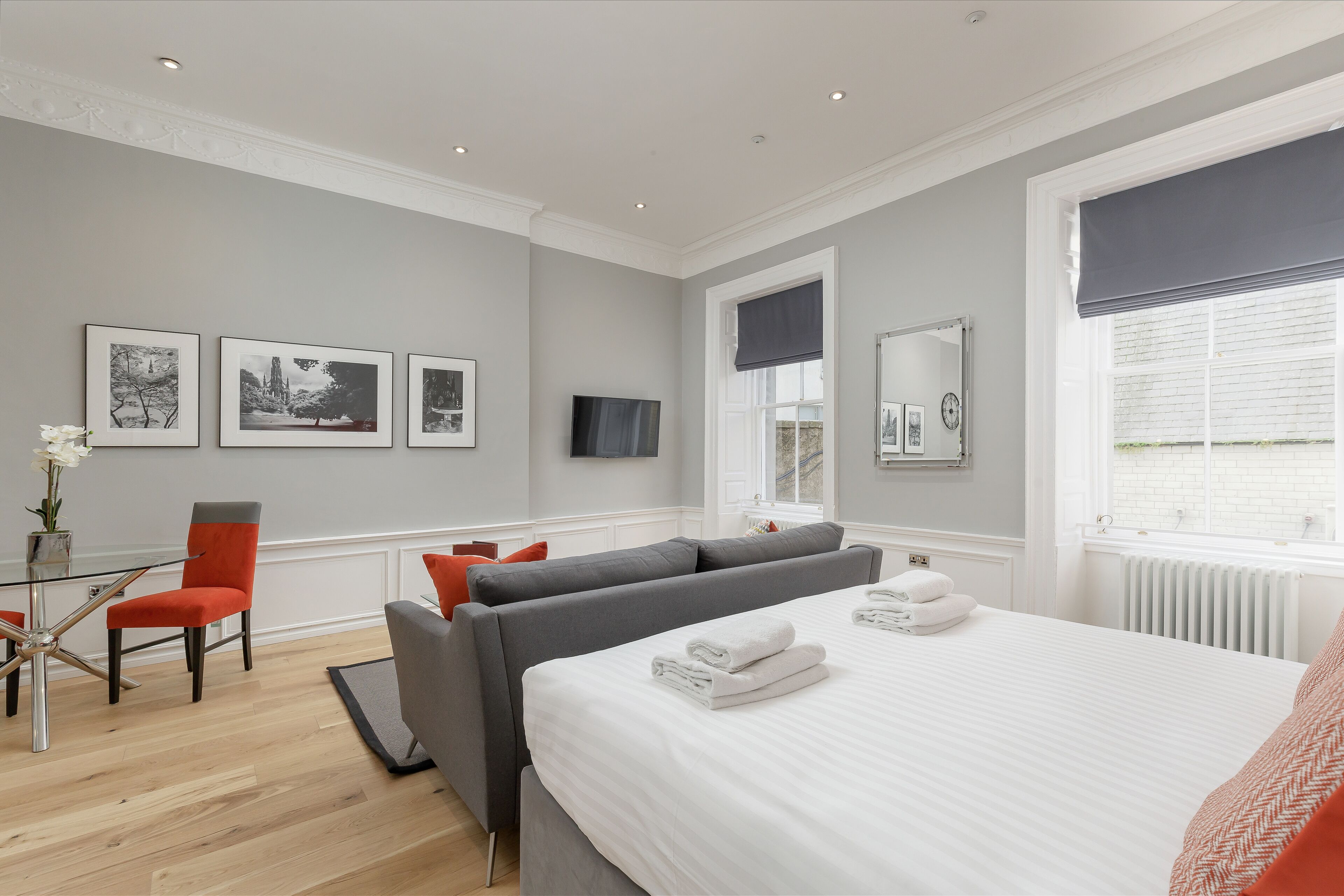 أغطية فراش متميزة وخزنة داخل الغرفة ومكتب ومكواة/لوح كي