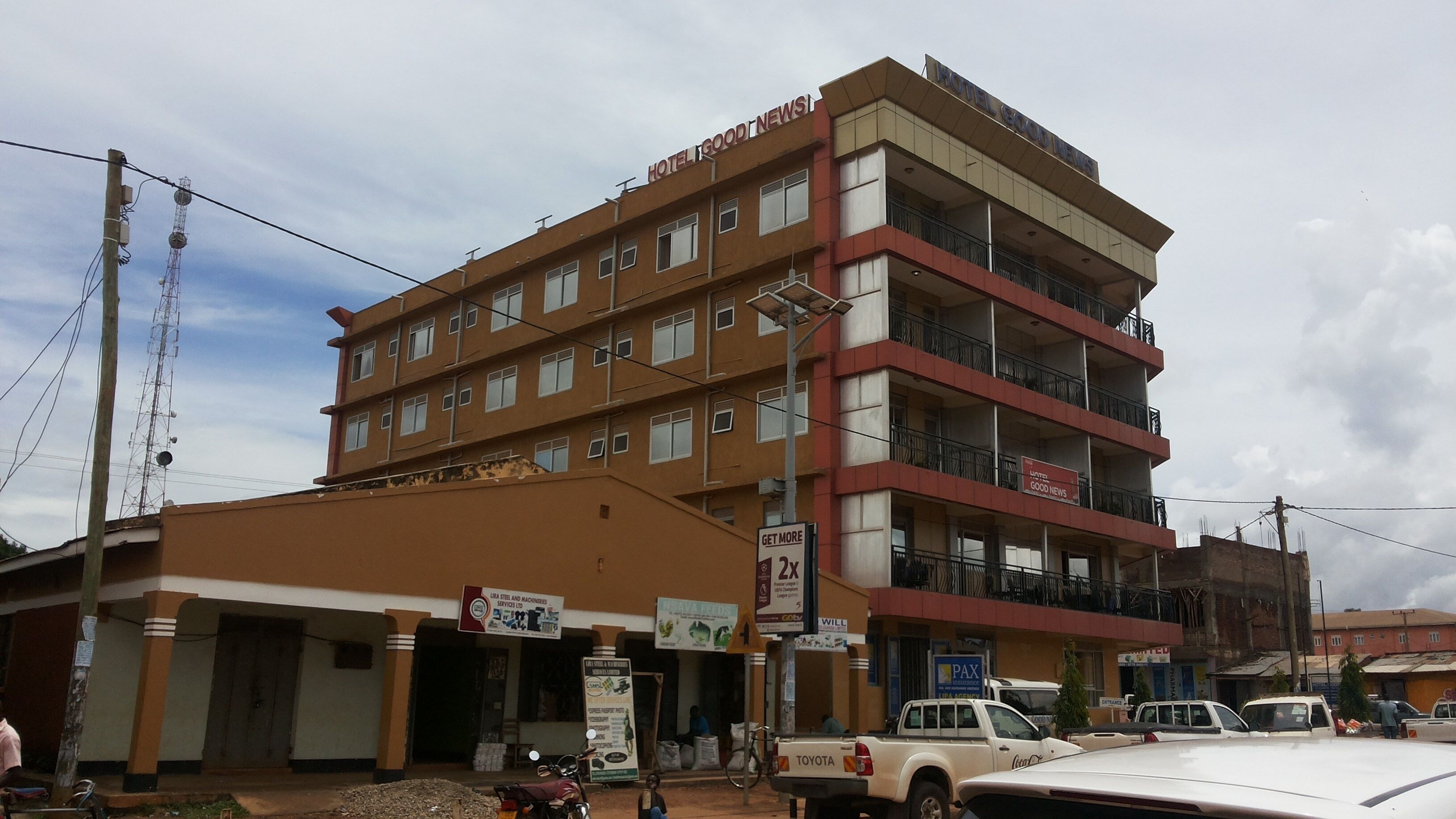 Un hotel de varios pisos con balcones y un letrero que dice "HOTEL GOOD NEWS".